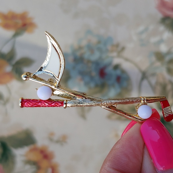 Vintage Gerry's Golf Flagstick and Club Brooch in a Gold Tone - Picture 4 of 12